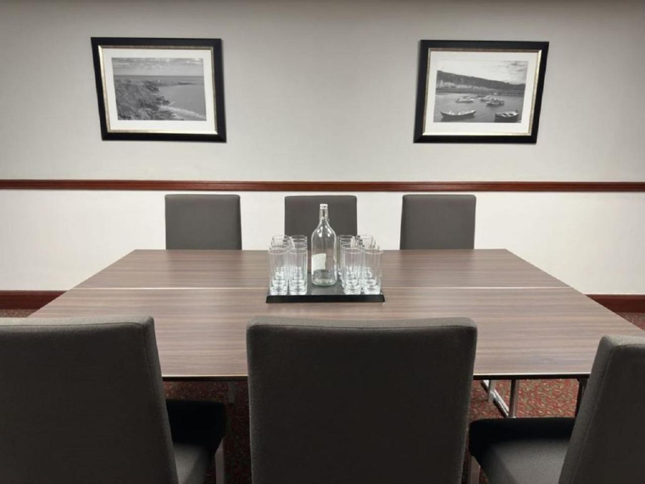 The Aberdeen Dyce Hotel Экстерьер фото