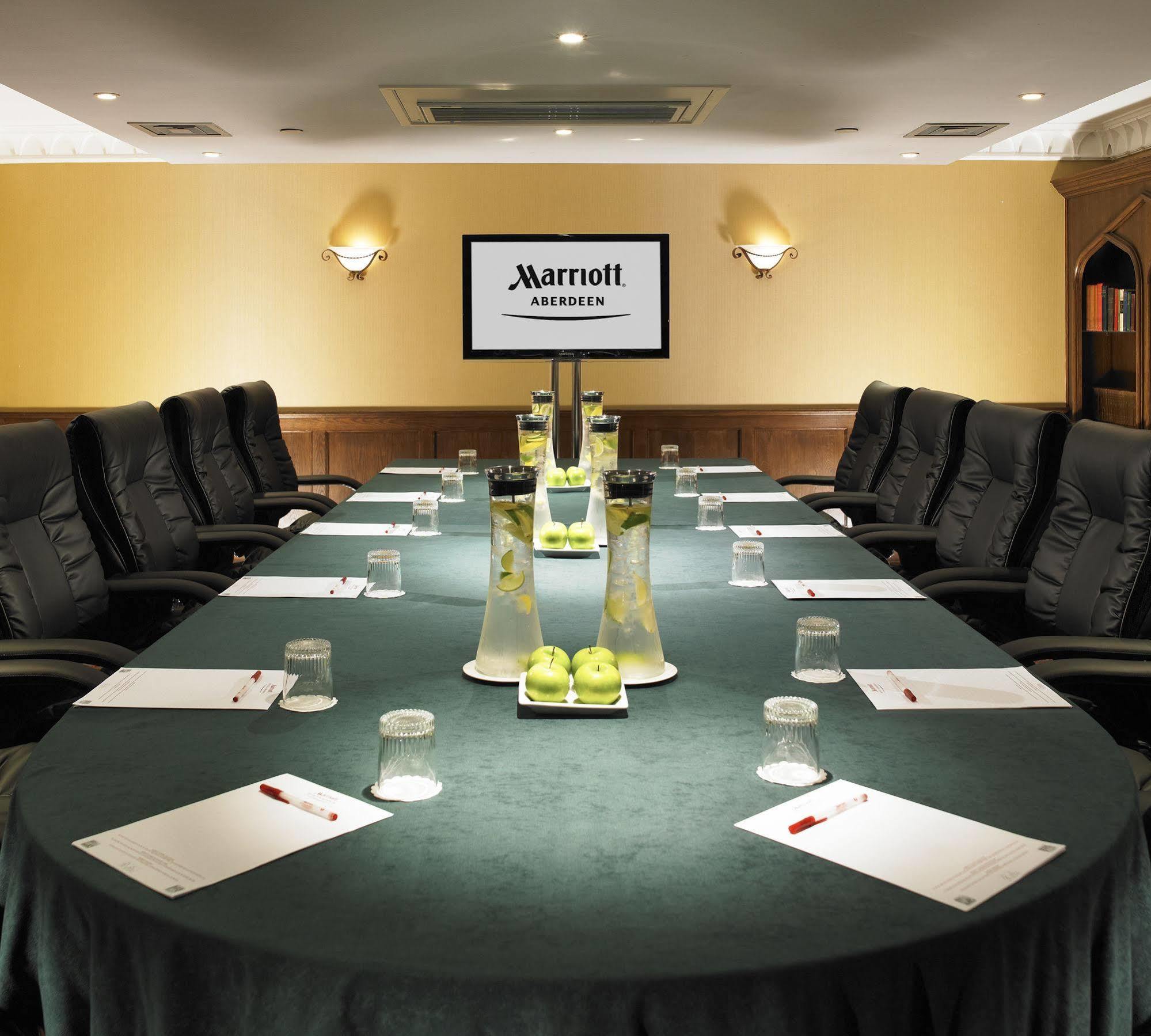 The Aberdeen Dyce Hotel Экстерьер фото